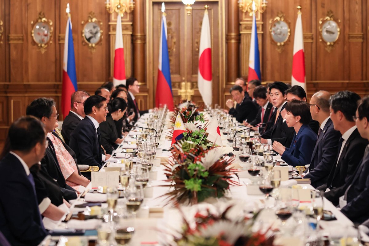 takaichi_sanae's tweet photo. 本日、国賓として訪日中のマルコス・フィリピン大統領@bongbongmarcosと、赤坂迎賓館にて首脳会談を行いました。

会談では、近年の二国間協力の飛躍的な進展を踏まえ、両国関係を「包括的・戦略的パートナーシップ」に格上げすることで一致しました。
日本がフィリピンにとって初の「包括的・戦略的パートナー」となることを光栄に思います。
国際環境の変動に左右されることなく、今後も持続的かつ重層的に、同志国との関係を強化していきます。

会談では、｢秘密軍事情報保護協定の正式交渉」開始で一致したほか、経済連携協定のアップグレードに向けて両国で検討を進めていくこと、さらに「パワー・アジア」の下で協力していくことを確認しました。
このほか、海洋、経済安全保障、AI・デジタル、開発協力といった幅広い分野について議論を行い、多くの成果がありました。

また、地域・国際情勢についても率直な意見交換を行い、両国で連携して地域の平和と安定に資する取組を更に進めていくことを確認しました。

夕食会では、マルコス大統領がお好きな曲の演奏をアレンジし、和やかな雰囲気の中で会話に花が咲きました。
マルコス大統領は日本の卵サンドがお好きと伺いましたので、首脳接遇時のメニューとしては異例ですが、本日の夕食会で前菜として提供し、お楽しみいただきました。

マルコス大統領は、昨秋に私が総理大臣に就任した後、初めて対面で会談をした首脳です。３月にも電話会談をしました。
今回、多くの時間を共に過ごし、信頼関係を深めることができたと考えています。

フィリピンは日本と海を挟んだ隣国であり、進化した「自由で開かれたインド太平洋（FOIP）」の実現に極めて重要なパートナーです。
両国は今年、国交正常化70周年を迎えており、｢未来を共に織りなす：平和、繁栄、可能性」をテーマに様々な行事が行われています。
今回のマルコス大統領の国賓訪日を契機として、両国の協力関係を一層緊密にしていきます。