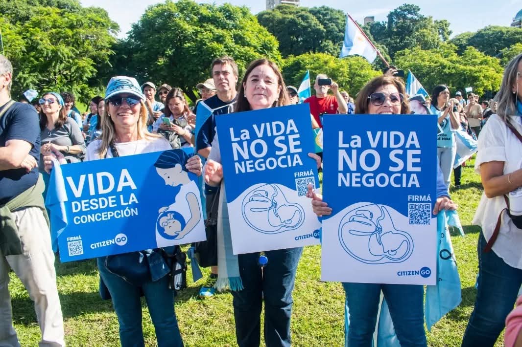 MarchaXLaVidaAr's tweet photo. LA VIDA SE DEFIENDE SIEMPRE. NO SE DEBATE, NI SE NEGOCIA         
 #NoAlAborto
#NoALaEutanasia https://t.co/I2WiQFEF0s