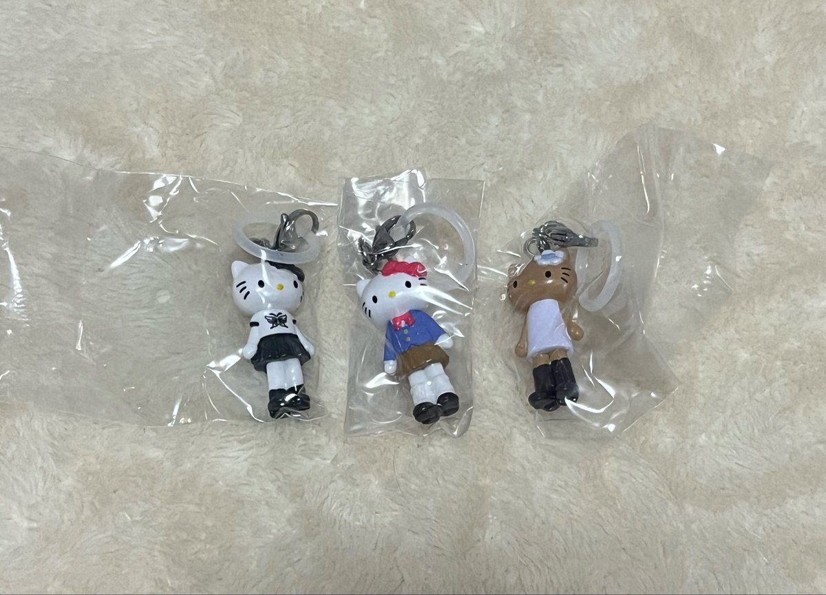 pinkxpink7's tweet photo. 《交換》

譲）
サンリオ　ハローキティ　ガチャ
あしながめじるしアクセサリー
日焼け　バタフライ　制服

求）
未所持めじるしアクセサリー
ヨッシー　ピンク　緑
ボンドロ　シール

ヤフフリ通し、または31日に都内手渡し https://t.co/8ZmZ8RaerI