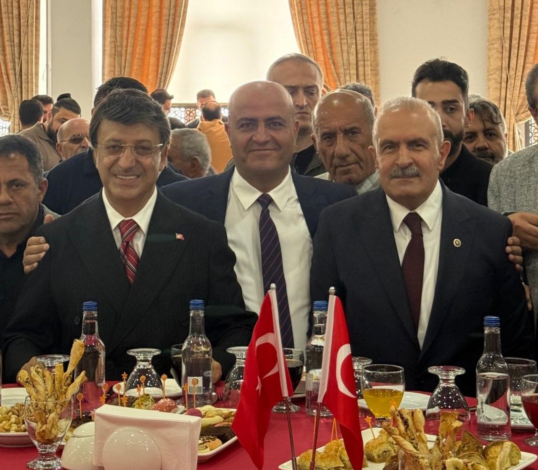 Aliihsantiwiter's tweet photo. Ak parti van miletvekillerimiz
Sayın KAYHAN TÜRKMENOĞLU
Sayın BURHAN KAYATÜRK beyle birlikte bayramlaşma programına katılım sağladık

Miletvekillerimize Teşekkür ediyorum. 

@Akparti
@K_Turkmenoglu_V
@Burhan_Kayaturk
@abuyukgumus
@RTErdogan https://t.co/y6i8OhhNjw