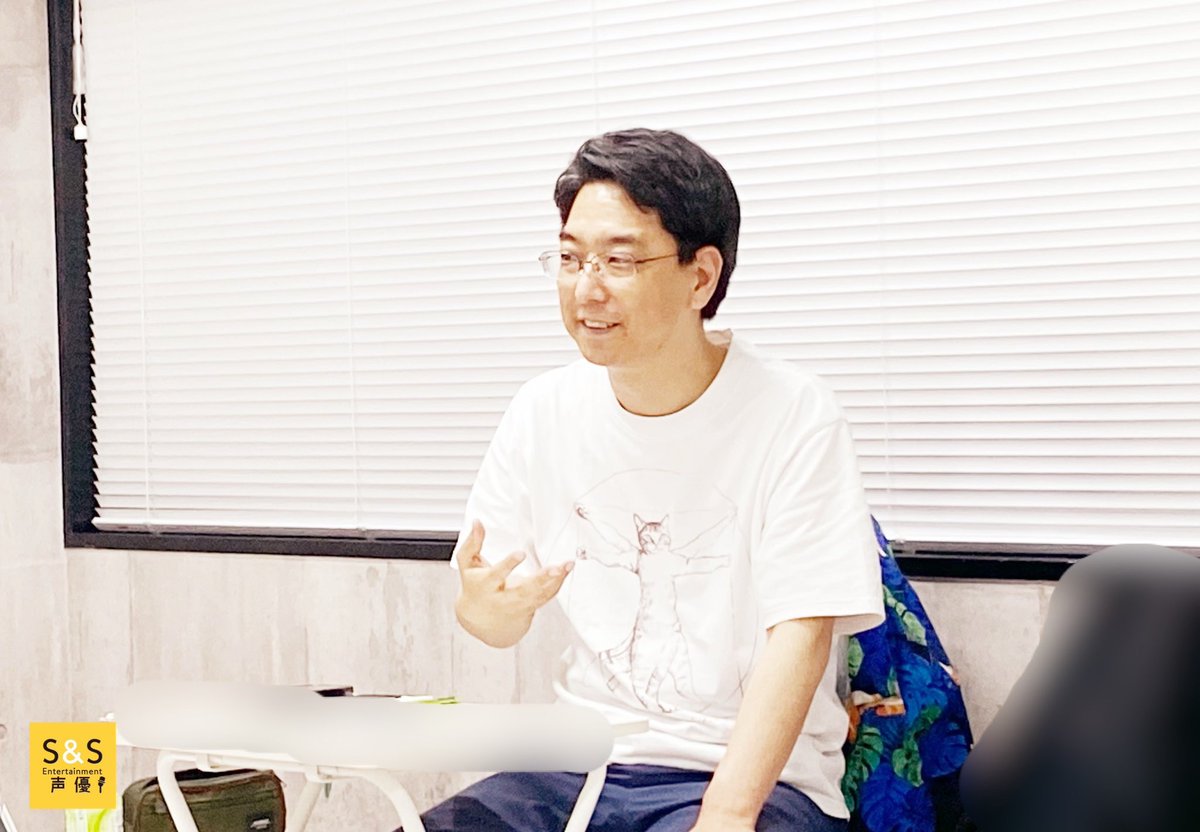 SS_VoiceActor's tweet photo. #レッスンレポート
#ナレーション クラス
2種類のシネアドナレーション。
読み方がフラットであれ、抑揚が強いものであれ、何を伝えたいのかを理解して読むことが大切です。
どこで問いかけ、宣伝し、説明をするのか。
一つの文に含まれる、様々な要素を読み取り、自分の表現と繋げていきましょう！ https://t.co/uQIi4H4Rdq