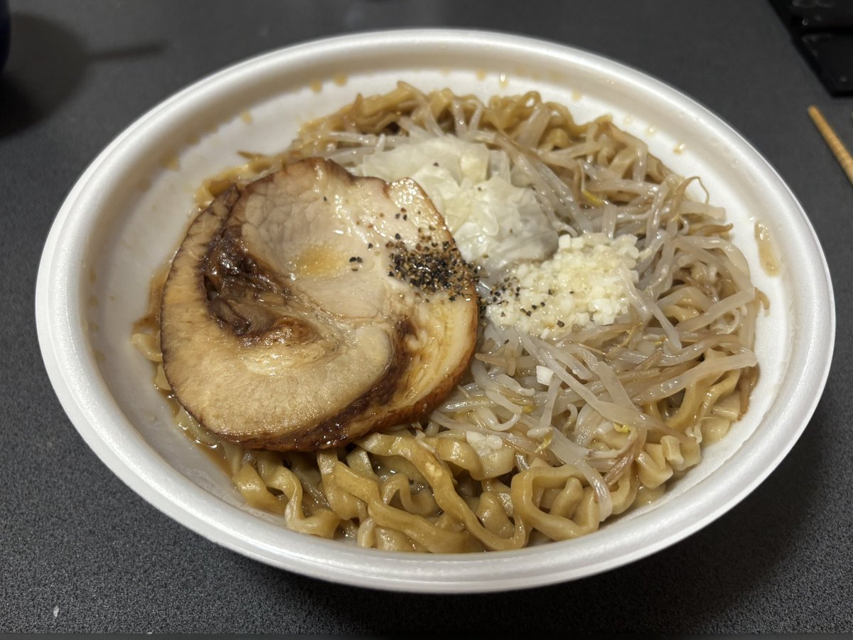 rabi_zero's tweet photo. 本日の夕食はローソンのラーメン
200円引きだったので💦
ギックリ腰は湿布＋ボルタレン内服した効果で仕事を乗り切りました。
でも、痛みで仰臥位にしめ寝ることができません😭
#ローソン #ラーメン #夕食 https://t.co/uruLqB3Uil