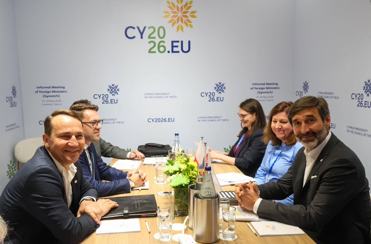 PolandMFA's tweet photo. Deputy PM, FM @sikorskiradek met with his Slovak counterpart Juraj Blanár on the margins of the informal Foreign Affairs Council in Cyprus. 🇸🇰

Topics discussed:
🔹 support for 🇺🇦
🔹 regional cooperation within the V4 Group and the Three Seas Initiative
🔹 regional infrastructure connectivity