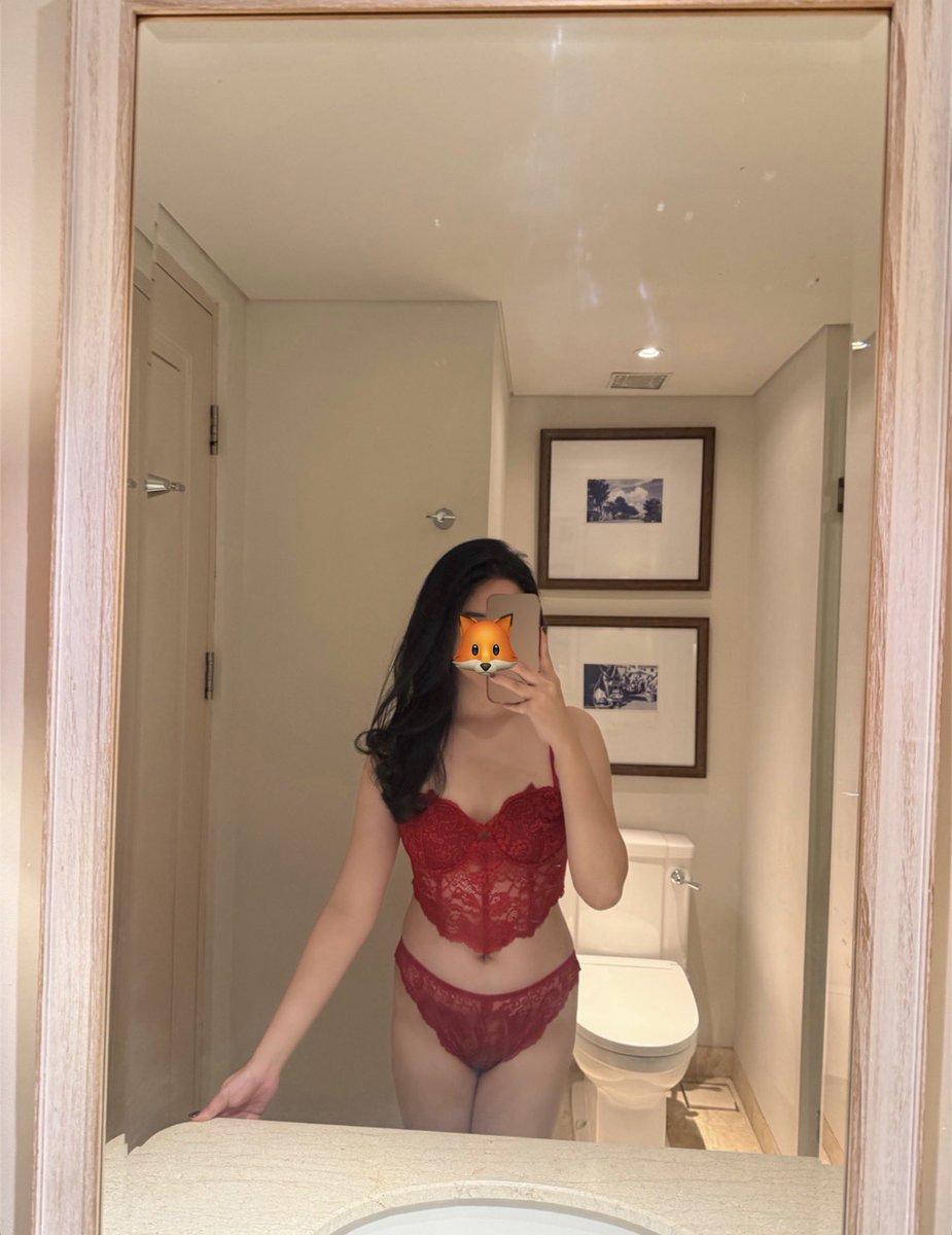 MrsMADDlE's tweet photo. mama fox says hi 🦊💕 https://t.co/Dza1IOyxpz