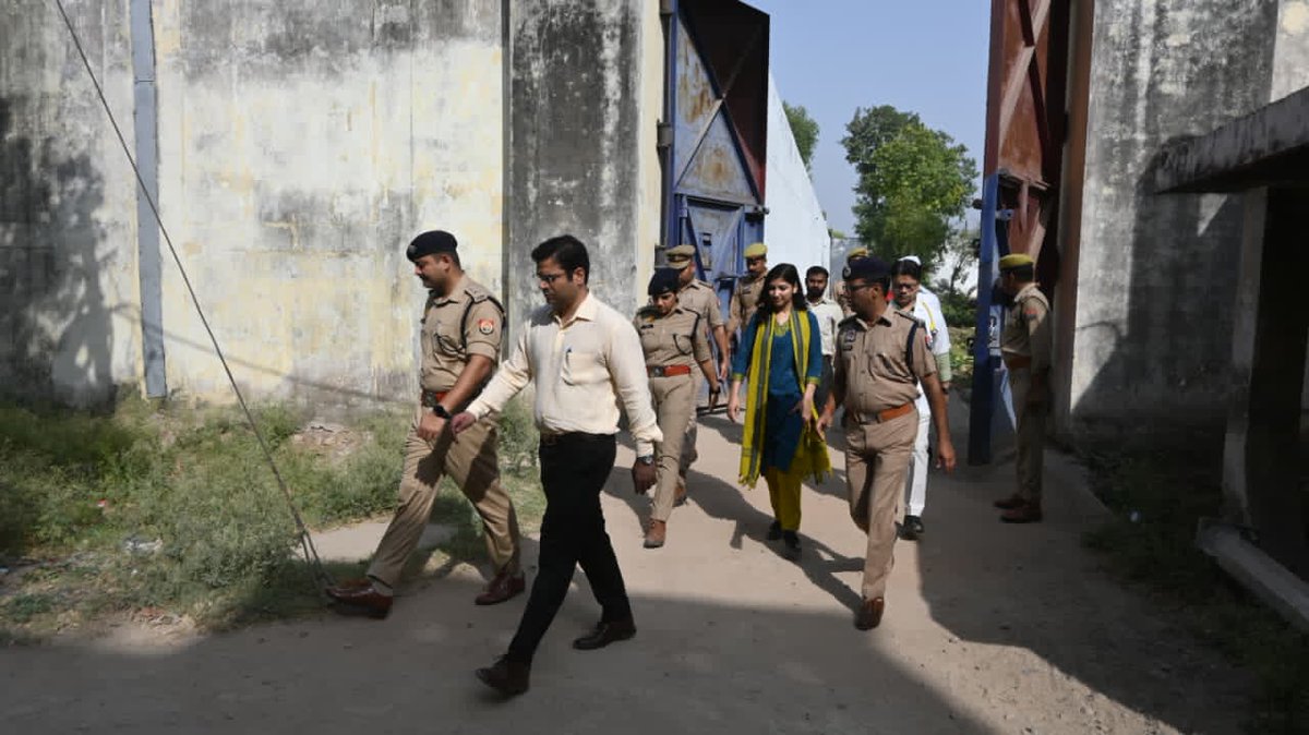 DM_Banda1's tweet photo. पुलिस अधीक्षक बांदा के साथ मंडल कारागार का निरीक्षण किया गया ।
निरीक्षण के दौरान बैरकों में साफ सफाई की स्थिति भोजन पेयजल की उपलब्धता तथा बंदियो को उपलब्ध कराई जा रही चिकित्सकीय सहायता अदि का जायजा लिया गया, जेल अधीक्षक को व्यवस्थाएं दुरुस्त रखने के निर्देश दिए गए । https://t.co/CB5JBPdSMD