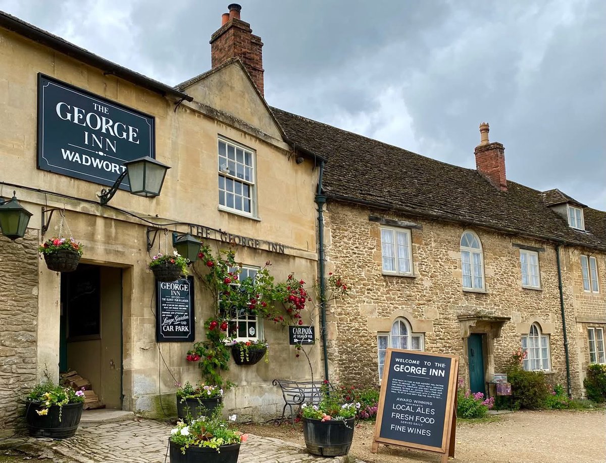 IreneSandraD's tweet photo. On the @Ilkleyu3a 'Voyagers' trip to Cardiff, our first visit was to the beautiful village of #Lacock, which is a firm favourite for film & TV producers, most notably for its picturesque streets & historic cottages. https://t.co/uE133Yolxf