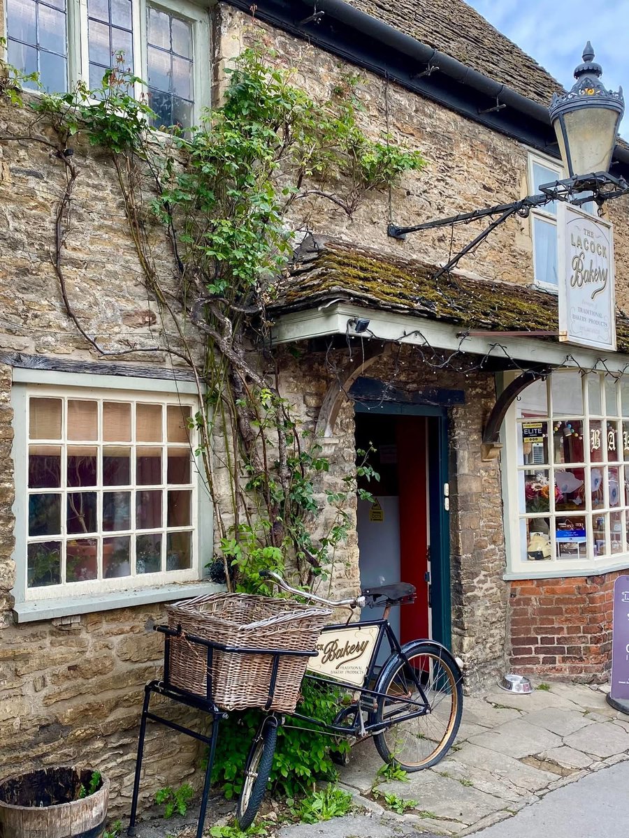 IreneSandraD's tweet photo. On the @Ilkleyu3a 'Voyagers' trip to Cardiff, our first visit was to the beautiful village of #Lacock, which is a firm favourite for film & TV producers, most notably for its picturesque streets & historic cottages. https://t.co/uE133Yolxf