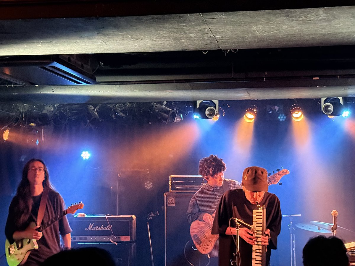 t_yonezo's tweet photo. 続いて
#あらかじめ決められた恋人たちへ
お初です

自分的には馴染みのない音楽の部類だけど心地よいですね🤗

何曲か聴いて次に向かうため退散😓

それにしても不思議な組み合わせのツーマンでした♪ https://t.co/FgPtHUIy49