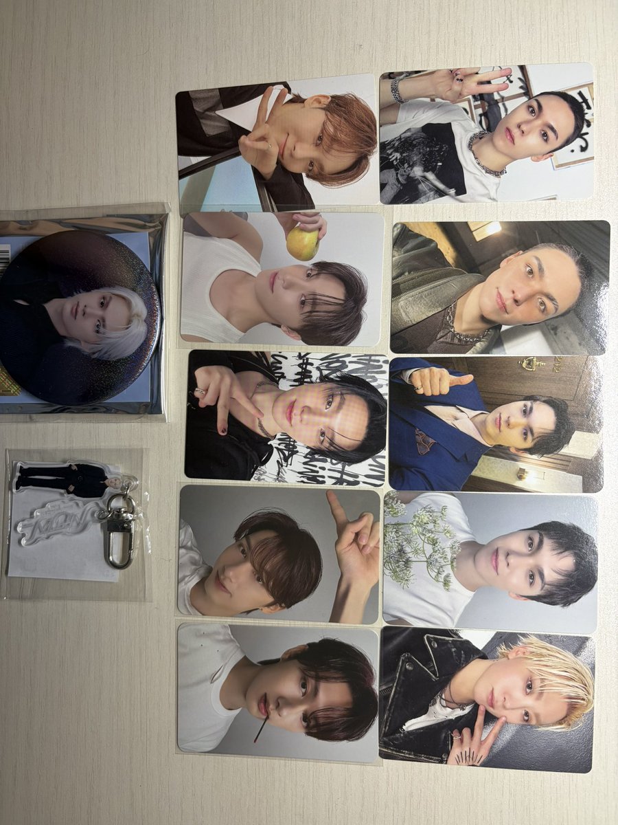 aimari0808's tweet photo. @StarSky___0022 缶バッジ800円で可能です🙆‍♀️
現在抱き合わせ写真のものを予定しております。後ほどまとめた物を再度お送りさせて頂きます🙏
（🐱は封入にはなりますがよろしければおまけとして貰っていただければと思います）
お取引の為相互フォローよろしいでしょうか？ https://t.co/G97MtltRIE