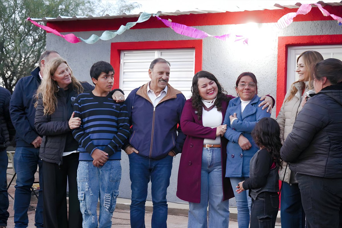 GabyPedrali's tweet photo. Seguimos construyendo futuro y  sembrando esperanza a través del #PlanAngelelli.

En el marco de un nuevo aniversario del Departamento Rosario Vera Peñaloza, junto al gobernador @QuintelaRicardo, la intendenta @Lauracarrizo21 y autoridades, entregamos dos nuevas viviendas: una a la familia de Deolinda, en Desiderio Tello, y otra a la familia de Luis, en Chepes.

Detrás de cada entrega hay mucho más que ladrillos: hay historias de esfuerzo, sueños cumplidos y una nueva oportunidad para empezar. Porque una vivienda no es solo un techo; es tranquilidad, dignidad, arraigo y futuro para cada familia riojana.