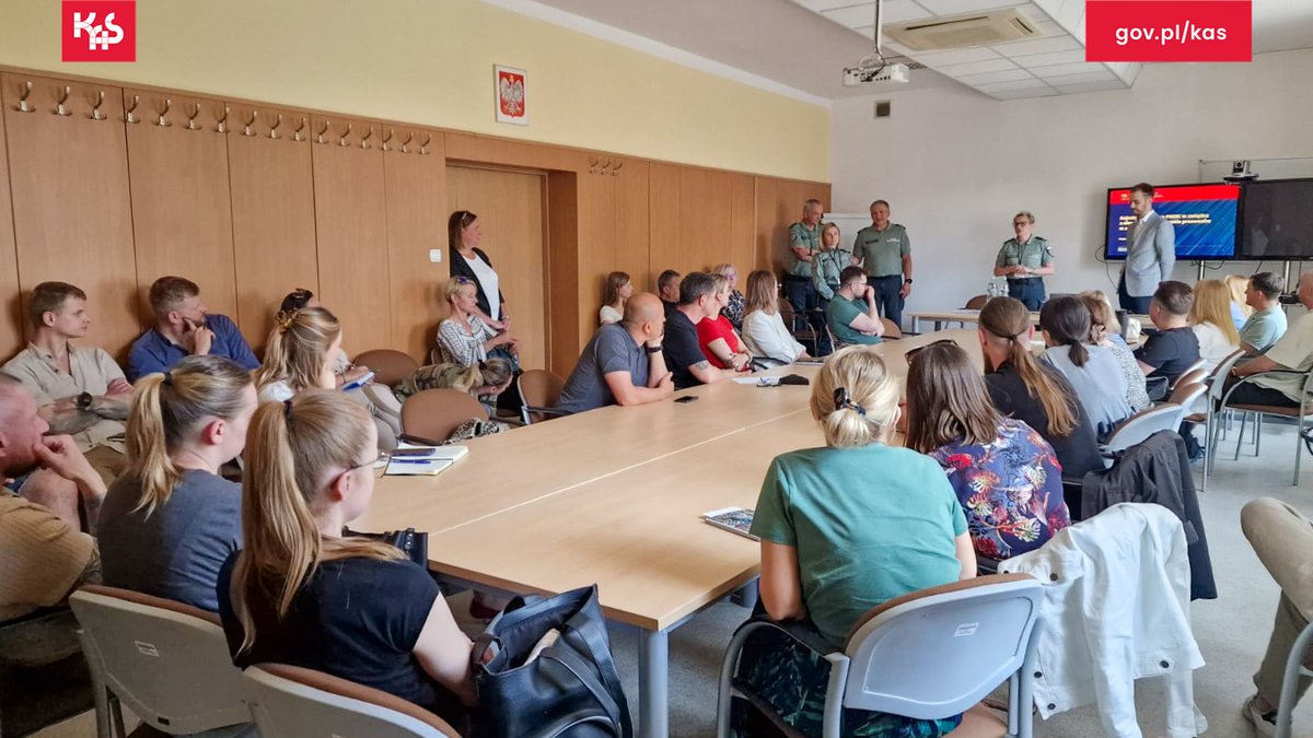 KAS_Poznan's tweet photo. W siedzibie Wielkopolskiego Urzędu Celno-Skarbowego w Poznaniu trwa szkolenie na temat SENT. 
Rozmawiamy z przedsiębiorcami o zasadach przewozu odzieży i obuwia. https://t.co/yR2gbdRkX5