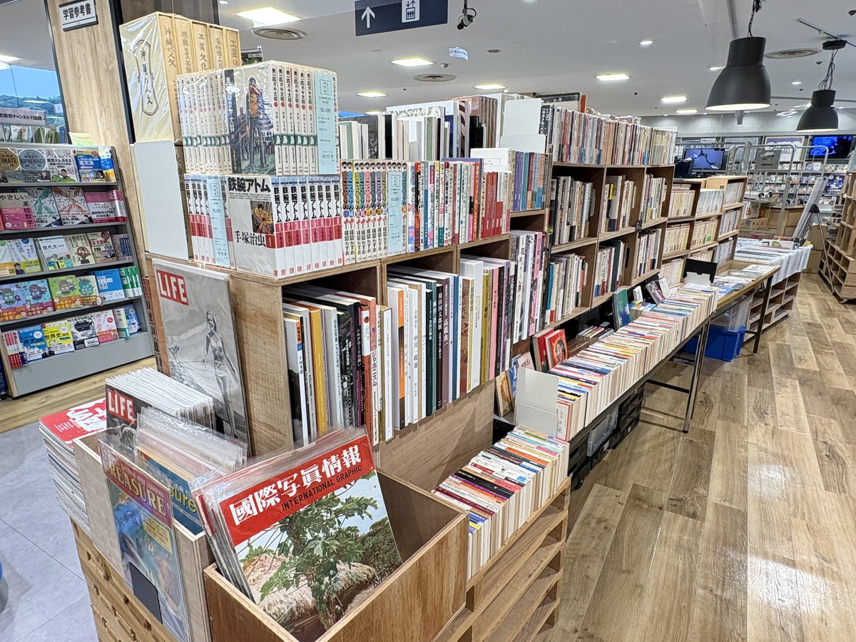 ushitohon's tweet photo. 📣古本市 in 平和書店アル・プラザ彦根店
明日から！

5/29(金)〜6/2(火)
9時半〜20時
（最終日〜18時）

アル・プラザ彦根店6F平和書店さんで初開催される古本市に参加します

広くてきれいな、楽しい本屋さんの一角での開催です

皆様よろしくお願いします！

#まるっと初夏の本まつり
#平和書店 https://t.co/xACHin9kbZ