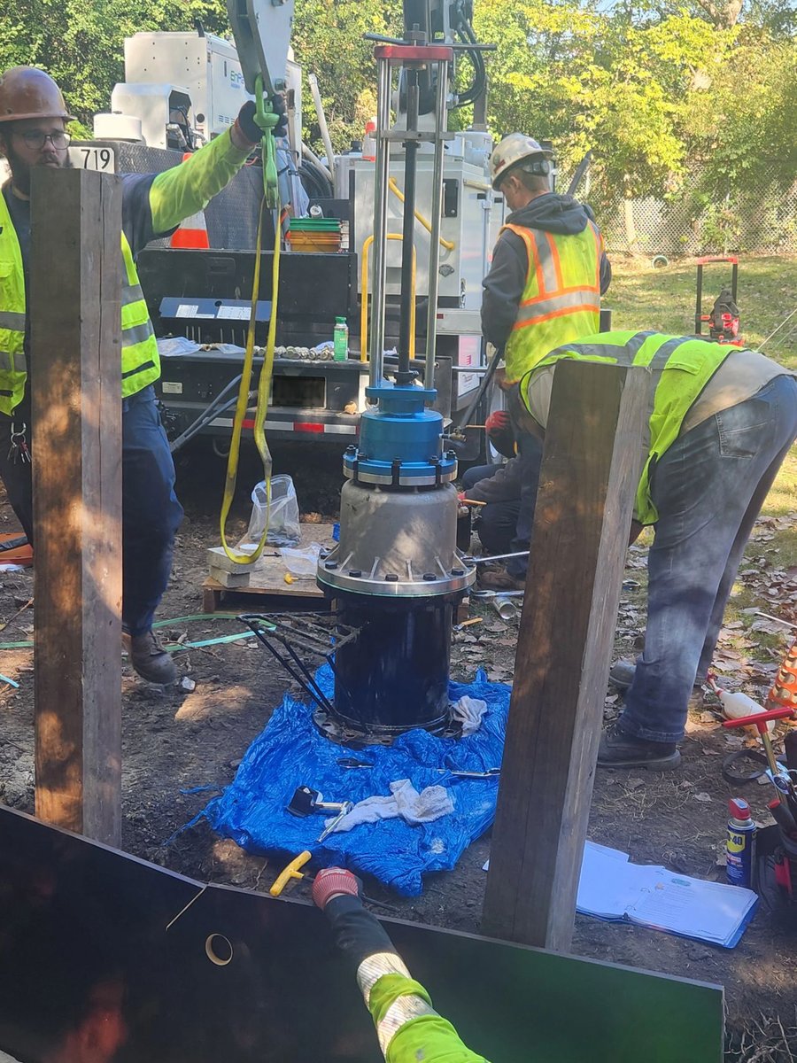 HydraStop's tweet photo. #TBT This Chicagoland neighborhood added a control point on a 12-inch line right where they needed it without impacting service to the surrounding community. 

#InstaValve #HydraStop #JobsitePhotos #ThrowbackThursday https://t.co/onpl1Hd1HT