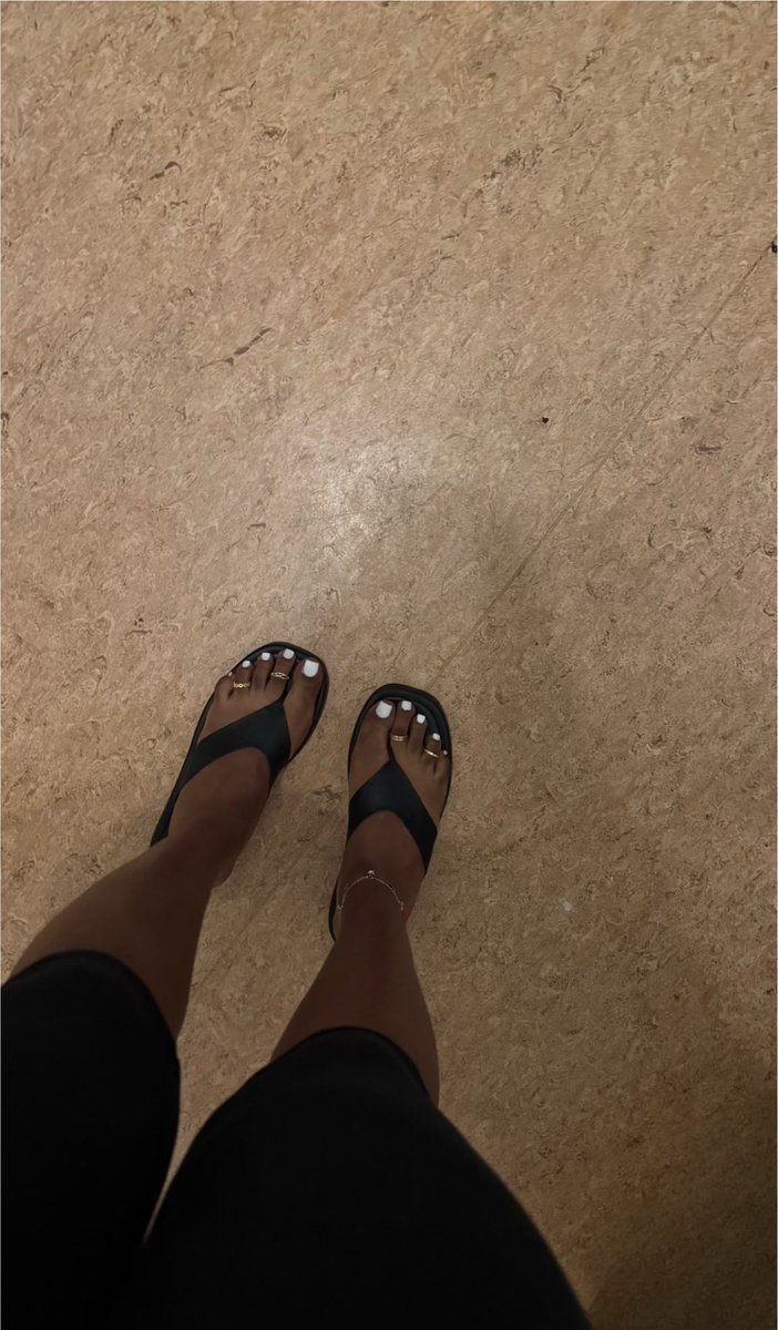 Goddessbaddiie's tweet photo. Weiss lackierte Füße und Schmuck👸🏾✨🦶🏾Gefährliche Kombi😌✨

#ebonyfeets #feet #dangling #feetworship #füße #fußfetisch #whitetoes #realgoddess https://t.co/VsM9wRs4EB