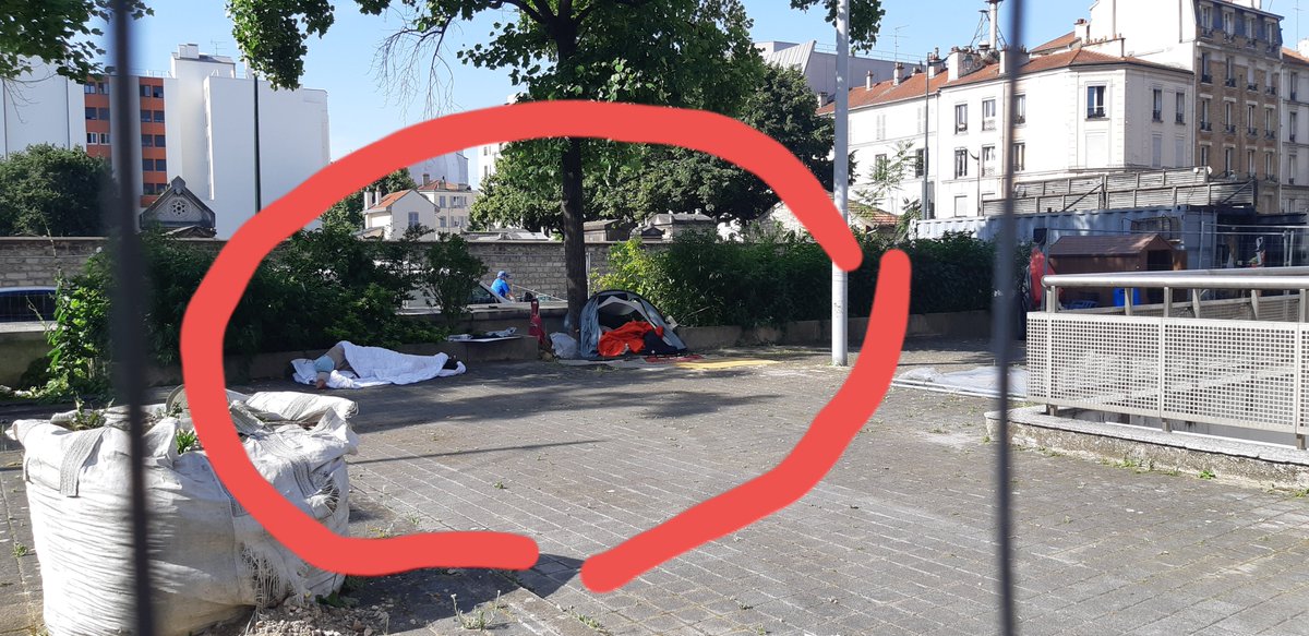ParvisLagny's tweet photo. #ParvisLagny @montreuil 
Sans abri, mentalement égaré.  Demande prise en charge faite xfois dps des mois. Problème d'hygiène majeur.
On attend quoi à la mairie ? Que les riverains continuent à s'en charger? Qu'on le retrouve raide sous sa toile un matin?
@PatriceBessac @Loline_B https://t.co/ZjR9sgRxKf