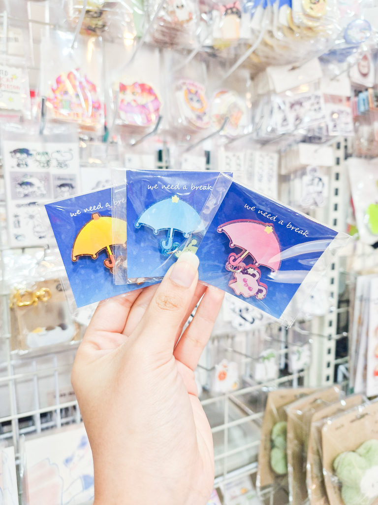 AnitimeCSB's tweet photo. ⭐️⭐️ NEW ARRIVAL ⭐️⭐️

ซองสุ่มสติกเกอร์เอเลียนตัวจิ๋ว คละลาย ราคาชิ้นละ 50 บาท
แม่เหล็ก Little Rainy Collection คละลาย ราคาชิ้นละ 150 บาท
ชุดเข็มกลัดจิ๋วเจ้าเอเลียนปุ๊กปิ๊ก คละลาย ราคาชิ้นละ 35 บาท
ที่คั่นหนังสือลาย UFO ราคา 35 บาท
คลิปหนีบอะคริลิกลาย UFO ราคา 150 บาท https://t.co/acBPV8BjnR