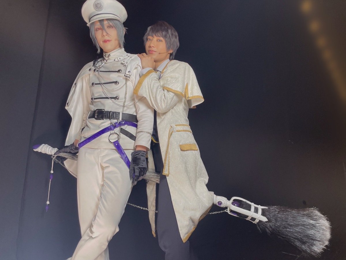 kaminagakeisuke's tweet photo. 本日もまほステ、ご来場ありがとうございました🧙

カンパニーってすごいなと感じた日。
残り3日最後まで大切に。

仕方ないから賢者様を乗せてみた。
夏向、最後までよろしく😁 https://t.co/FZMwhw6UF5