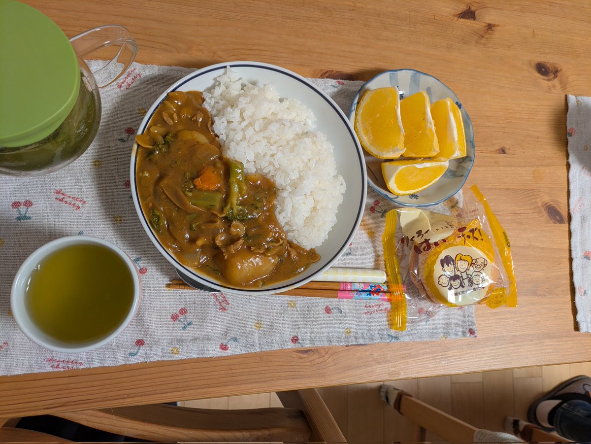dueangely's tweet photo. 夏のお花を使ったフラワーアレンジをしました。夕飯、定番カレーライスはりくろーおじさんはいチーズ付き。りくろーは、私ははいチーズが好き。 https://t.co/b3KlChHSDp