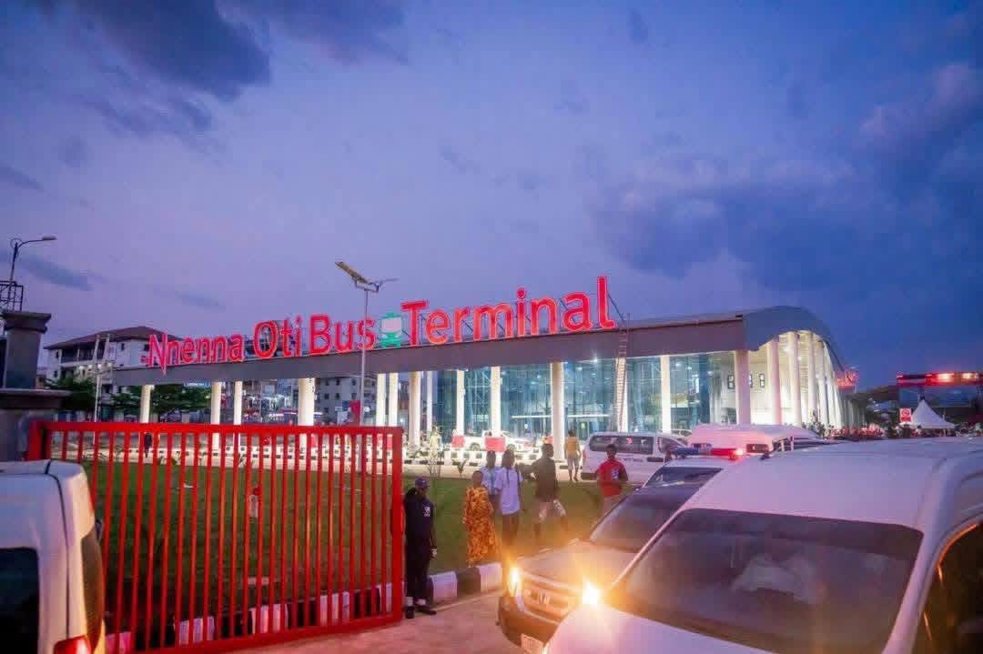 hikemann's tweet photo. Nnenna Oti Bus Terminal Commissioned by Governor Alex Otti (OFR).

The bus terminal will enhance safety, efficiency,
and commuter comfort, elevating transport management, supports economic growth, and sets a higher standard for sustainable with the following features:

Key Points:
- Powered by 1.8MW Solar PV and 2.5MWH BESS Macrogrid  Solution and 2MVA /33KV distribution substation 
- Operated by Electric Buses with EV Charging Stations
- Equipped with World-class facilities with designated bays, structured ticketing, improved security, sanitation and regulated traffic flow.

The major advantage of this terminal is that it will transit traditional motor parks to structured, modern transport terminals…