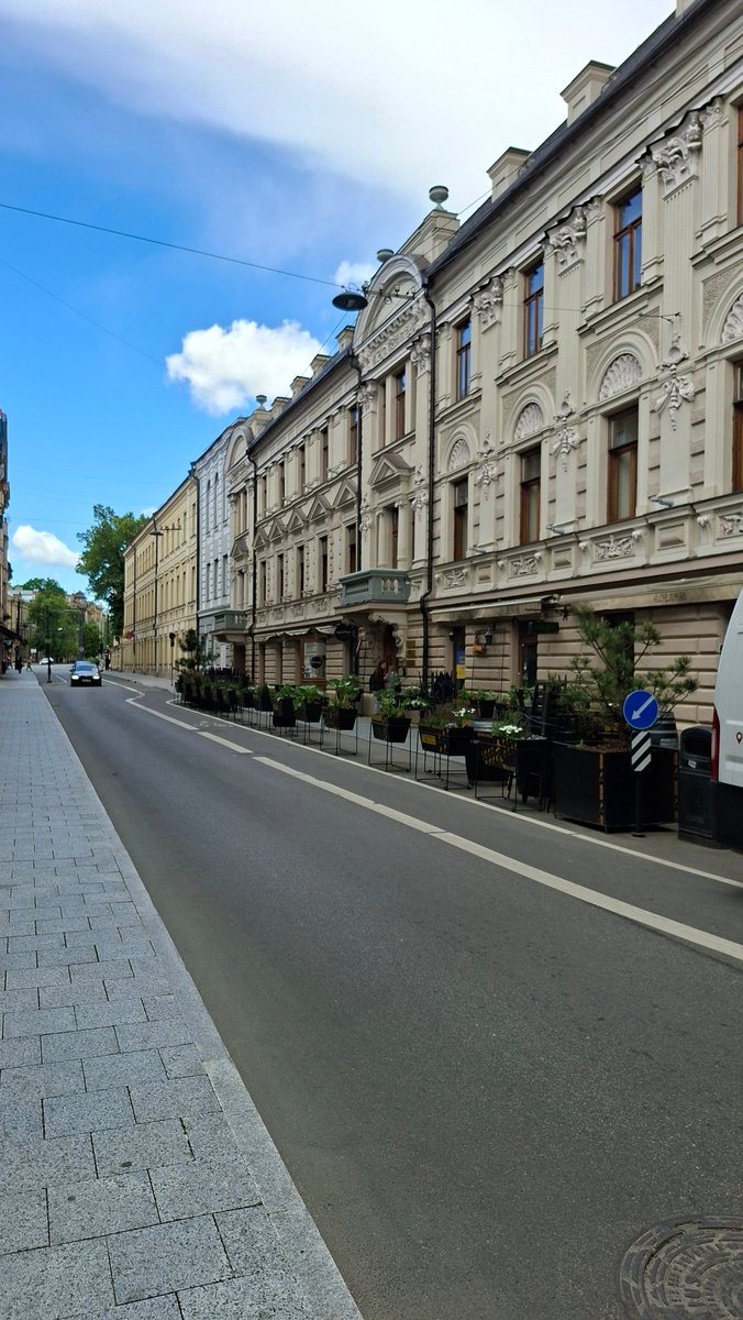 PetjaNovak's tweet photo. Vilnius, Litva: rozšíření venkovního prostoru pro návštěvníky přilehlého podniku v kombinaci s cykloobousměrkou https://t.co/yzKl9R1KSL