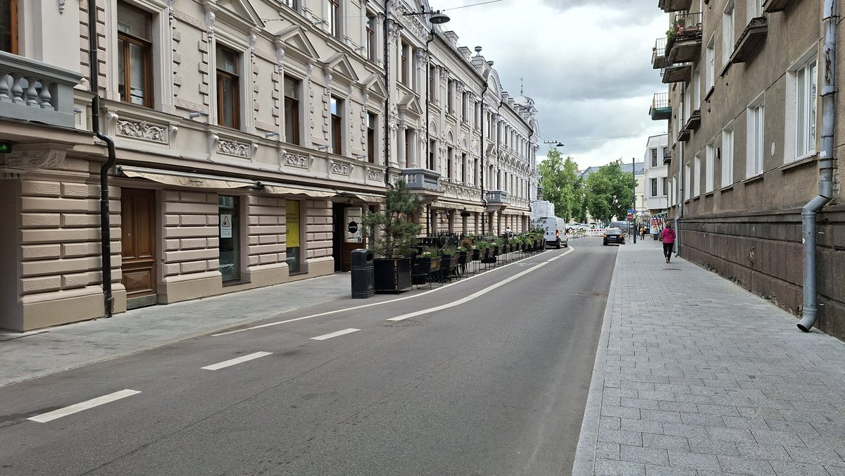 PetjaNovak's tweet photo. Vilnius, Litva: rozšíření venkovního prostoru pro návštěvníky přilehlého podniku v kombinaci s cykloobousměrkou https://t.co/yzKl9R1KSL
