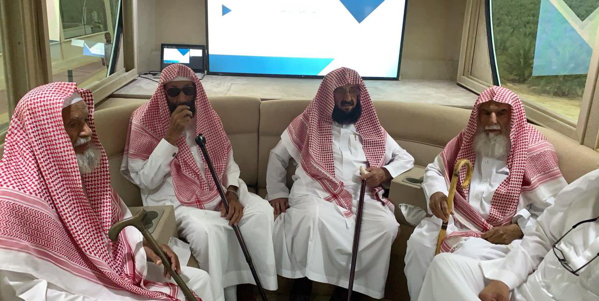 aziz1986sa's tweet photo. صورةٌ جمعت كبار مشايخ أسرة المهنا – رحمهم الله جميعًا –
رجالٌ عُرفوا بالدين والكرم والترابط وصلة الرحم، ك
ومن اليمين:
١- محمد بن عبدالله المهنا – رحمه الله –
٢- محمد بن سعد المهنا – رحمه الله –
٣- سليمان بن عبدالله المهنا – رحمه الله –
٤- مهنا بن محمد المهنا – رحمه الله –

واليوم نودّع الشيخ محمد بن سعد المهنا – رحمه الله –
سائلين الله أن يتغمدهم بواسع رحمته، وأن يسكنهم فسيح جناته، وأن يجمعهم ب��ن أحب في جنات النعيم