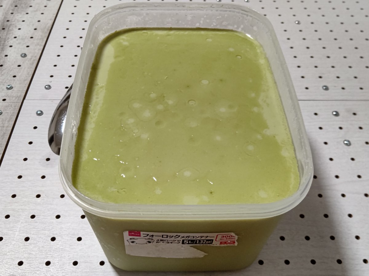 manboukazy's tweet photo. それは　抹茶プリンと言うには　あまりにも大きすぎた

大きく　ぶ厚く　重く　そして　大雑把すぎた

それは　正に　ゼラチンの塊だった https://t.co/xlOMa8Uyw4