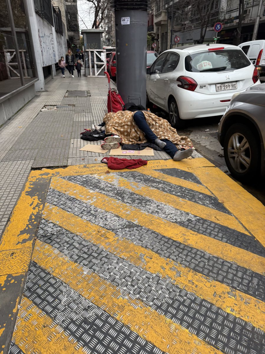 Mayjhs's tweet photo. Una vez más con el mismo reclamo. San Luis entre Pueyrredón y Boulonge Sur Mer. Personas en situación de calle que duermen a diario en la vereda, hacen necesidades, están drogados y toda la calle es una mugre. Basta ya! @ReclamosBV @VecinosCon5633 https://t.co/DMmLCek8c7