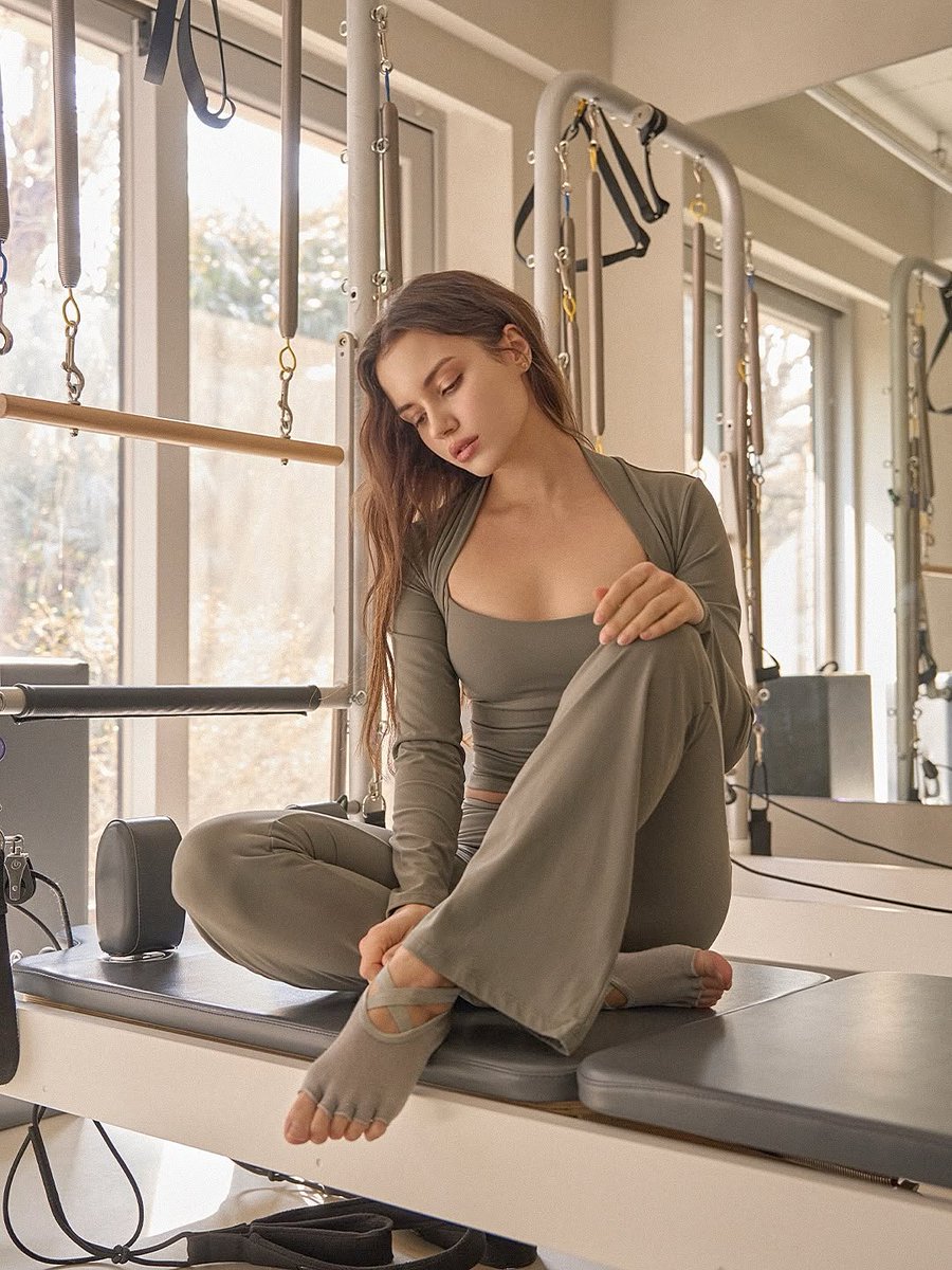 __leeeena's tweet photo. for Conchwear 🧘🏻‍♀️💛 https://t.co/Kw1CCbhWt9