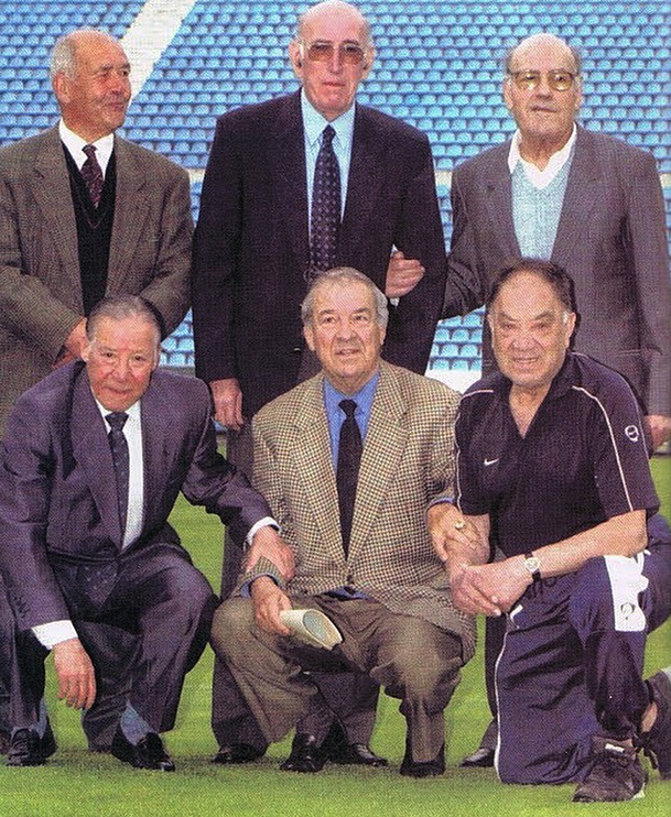 onthisdayfcp's tweet photo. 📆🔙 Aconteceu no dia 28 de Maio 1952

🏟️ É inaugurado o Estádio das Antas

👉 Em 2004, pouco antes de o demolir, o FC Porto convocou e fotografou os únicos 6 jogadores, ainda vivos, que marcaram presença na inauguração

🔼 Pinto Vieira, José Maria e Barrigana

🔽 Ângelo Carvalho, Romão e Virgílio

Autênticas lendas 💙