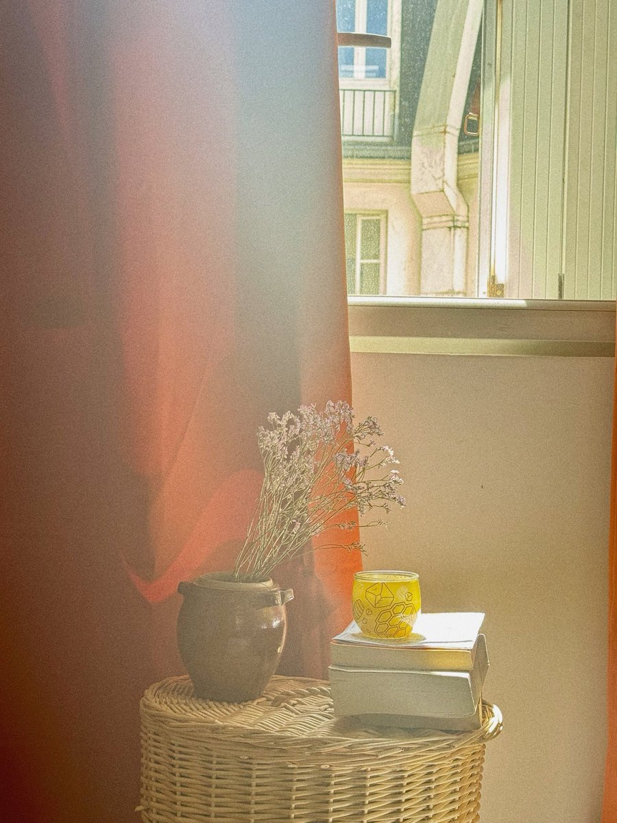 sinestills's tweet photo. ⠀
⠀  𖤣 𝗗𝗮𝗻𝗶𝗲𝗹’𝘀 𝗽𝗹𝗮𝗰𝗲
⠀
The sun is somehow so unforgiving to the point that I had to witness the esteemed 𝖬𝖼𝖪𝗂𝗇𝗌𝖾𝗒 consultant working from home in shorts. (No pics, he looks weird) https://t.co/F0iXQJeSpx