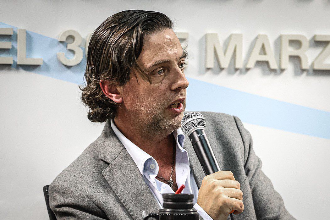 ElEspectadorUy's tweet photo. 🎙️ “Sudamérica está trabajando para que el Mundial 2030 tenga 64 selecciones. Solamente a modo de fiesta y no de forma definitiva. Aún es una idea que no se confirmará en este Mundial”

🗣️ Ignacio Alonso en La Mañana del Fútbol por 𝐄𝐥 𝐄𝐬𝐩𝐞𝐜𝐭𝐚𝐝𝐨𝐫 𝐃𝐞𝐩𝐨𝐫𝐭𝐞𝐬.

📻 810 AM · 92.5 FM
▶️ https://t.co/BeTaB2FXUU