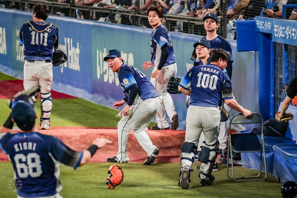 sin_sin_bb64's tweet photo. 昨日のファールボールが飛んで来た時の逃げ惑うブルペン https://t.co/T0Qvj61DKo
