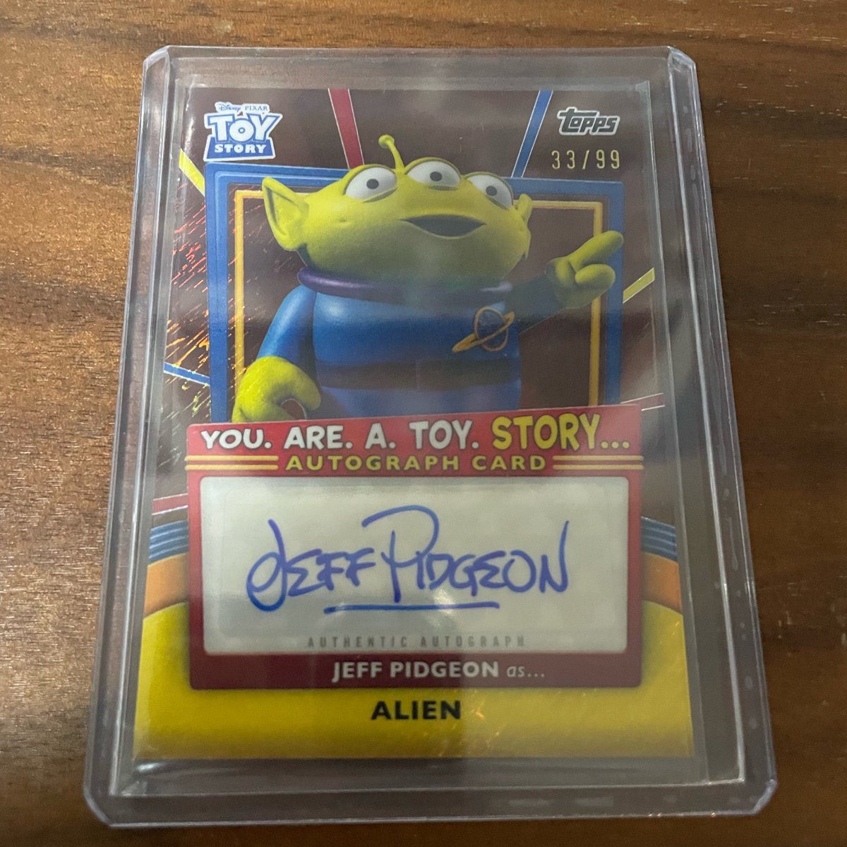KRyosuke0801's tweet photo. 2025 TOPPS CRYSTAL 30 YEARS OF TOY STORYから、You. are. A. Toy. Story... Autograph Card /99 Jeff Pidgeon as Alien 

トイストーリーで1番好きなエイリアン、そして
ピクサーには欠かせないジェフ・ピジョンのオート。
シリアルも33でエイリアンっぽくていい感じ。 https://t.co/IXvyYweait
