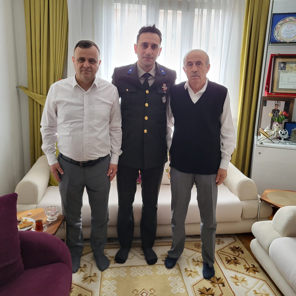 ltf_4281's tweet photo. Türk Silahlı Kuvvetlerimizin kıymetli komutanları, her yıl olduğu gibi bu bayramda da bizleri yalnız bırakmadılar.

Aziz milletimizin birlik, beraberlik ve kardeşlik ruhunun en güçlü teminatlarından olan kahraman ordumuzun değerli mensuplarına nazik ziyaretleri için teşekkür ediyor; milli birlik ve beraberliğimizin daim olmasını temenni ediyorum.