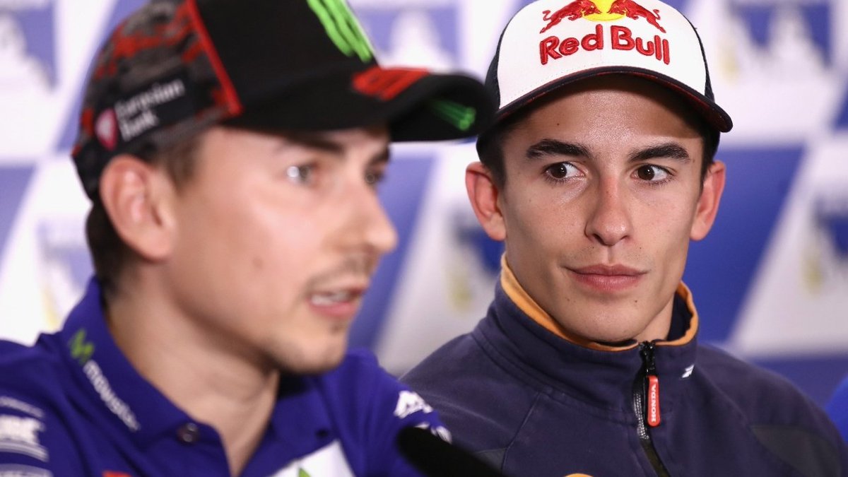 RubCanales's tweet photo. 🚨 Jorge Lorenzo: "Fernando Alonso tiene más desgaste físico que Marc Márquez con 33 años, y eso va pesando".

➡️ "La diferencia entre un piloto de F1 y uno de MotoGP a la hora de alargar su carrera es muy sencilla: las lesiones".

➡️ "Tienen que estar muy en forma, pero la ventaja que tienen es que prácticamente nunca se lesionan. En MotoGP, casi todos los pilotos llegan a los 30 con una mochila de lesiones".

➡️ "Eso no le quita mérito a lo de Alonso, porque con 45 años es único. Ahora, Márquez, con 33, y mira que ha tenido suerte durante muchísimo tiempo con las lesiones, tiene un montón de lesiones en la mochila y eso va pesando".

(@marca) #MotoGP #ItalianGP 🇮🇹