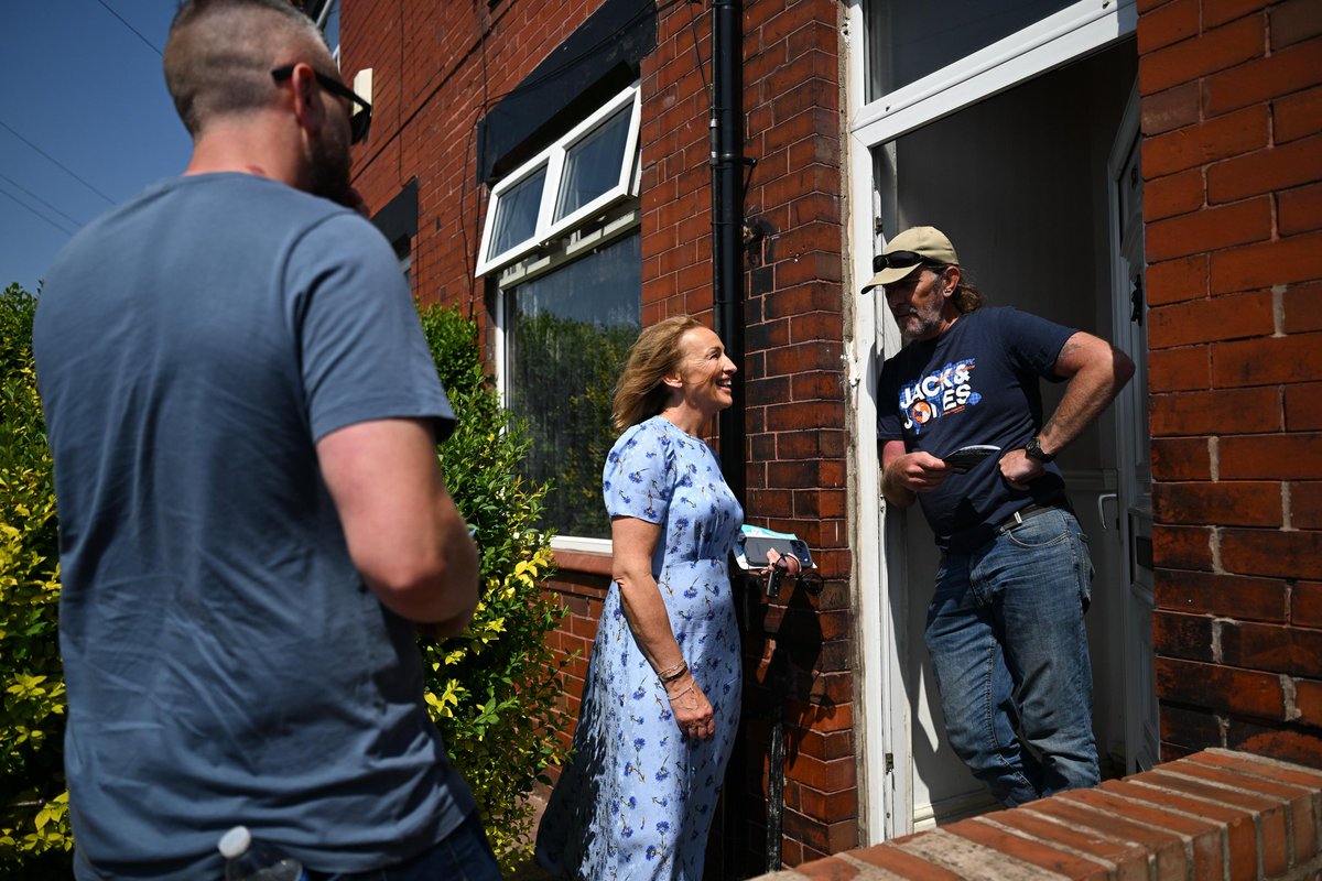 RobKenyonReform's tweet photo. Great to introduce Sarah to the quality people of Platt Bridge... Amazing levels of support here. https://t.co/AH5GHaJlfc