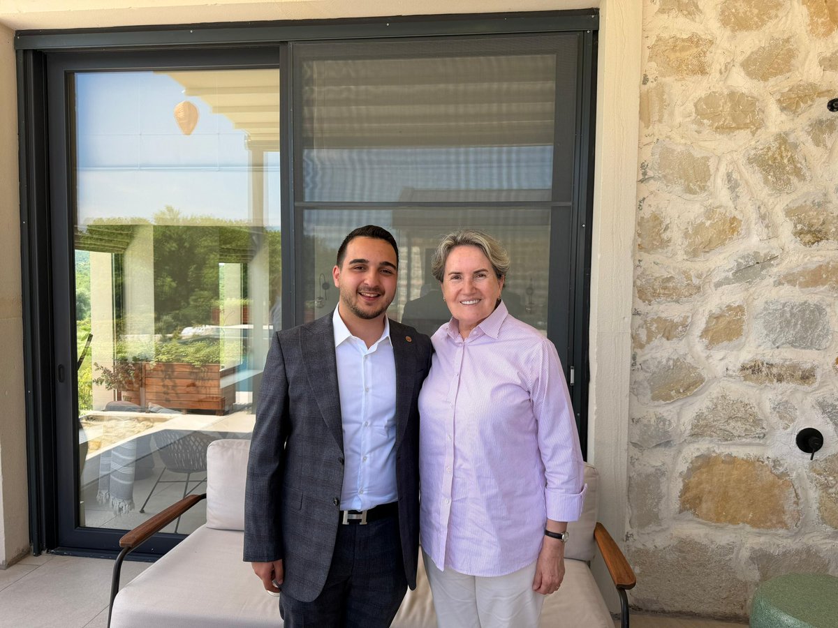 alikaanidikut's tweet photo. Bayramın 2. gününde, Kurucu Genel Başkanımız Sayın Meral Akşener ve kıymetli eşi Tuncer Akşener’i evlerinde ziyaret ederek bayramlaştık.

Her zamanki samimiyetleriyle bizleri ağırlayan Sayın Genel Başkanımızla gerçekleştirdiğimiz güzel sohbette; siyaset, ülkemizin geleceği ve gençliğin sorumluluğu üzerine engin tecrübelerinden ve kıymetli tavsiyelerinden faydalanma imkânı buldum.

Nazik misafirperverlikleri, içten sohbetleri ve yol gösterici değerlendirmeleri için kendilerine gönülden teşekkür ediyorum.

İyi Bayramlar ❤️