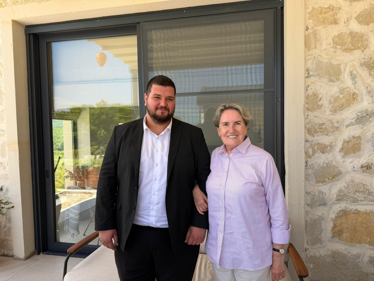 RahmiBaysall's tweet photo. Bayramın 2. gününde, Kurucu Genel Başkanımız Sayın Meral Akşener ile bayramlaşma fırsatı bulduk.

Samimiyeti, içten sohbeti ve misafirperverliğiyle bizleri her zamanki gibi çok güzel ağırladı. Bayramın o sıcak ve birleştirici ruhunu hep birlikte hissettik.

Kendilerine gönülden teşekkür ediyor, nice bayramlarda sağlıkla ve huzurla bir araya gelmeyi diliyorum. Hayırlı bayramlar 🇹🇷

@meral_aksener @Akburak @alikaanidikut @GencDemokratlr