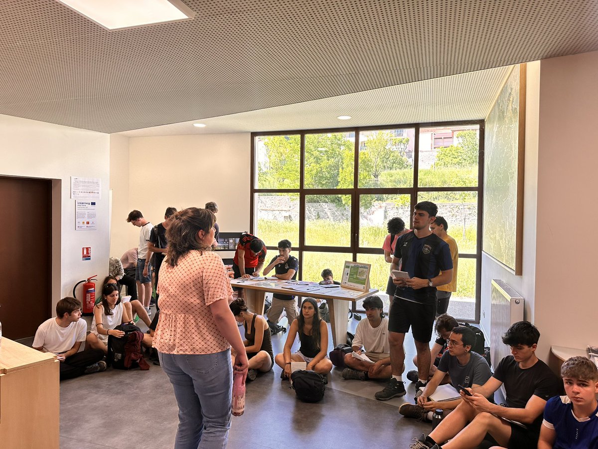 pepcoma's tweet photo. Ahir, a @valls_catalanes, vam rebre un grup d’estudiants de Geografia de la UdG @UdGeografia que estaran un dies fent treball de camp per la Vall de Camprodon i el Vallespir, parlant sobre polítiques i relacions transfrontereres, entre altres qüestions. https://t.co/Sw0Ea3Om3G
