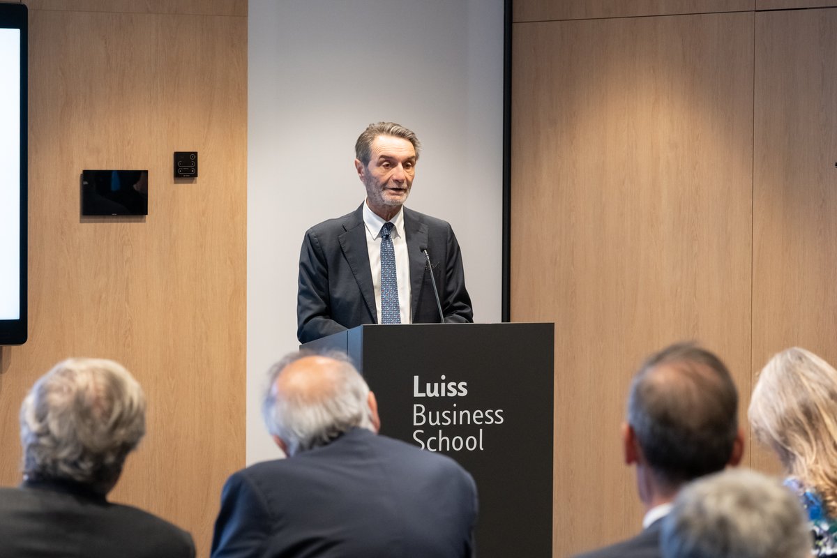 UniLUISS's tweet photo. Inaugurata la nuova sede di @LuissBusiness a Milano.

Al taglio del nastro, il Presidente #Luiss Giorgio Fossa, il Presidente Luiss Business School Luigi Abete, il Dean Raffaele Oriani, il Presidente della Regione Lombardia Attilio Fontana e il Sindaco di Milano Giuseppe Sala. https://t.co/wtLt0ONwoI