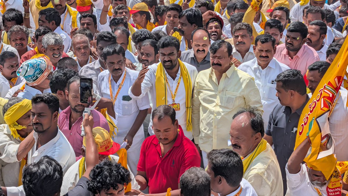 BKP_offical's tweet photo. మహానాడు 2026 రెండో రోజులో భాగంగా ధర్మవరం నియోజవర్గం, క్లస్టర్ 6, గొట్లూరులో.. మహానాడు వేదికకు కార్యకర్తలు, అభిమానులు, నాయకులతో కలిసి భారీ ర్యాలీగా వెళ్లడం జరిగింది…

#Mahanadu2026
#NaaTDPNaaBadhyata
#SthreeShakti
#TeluguDesamParty https://t.co/HWZpw09umN