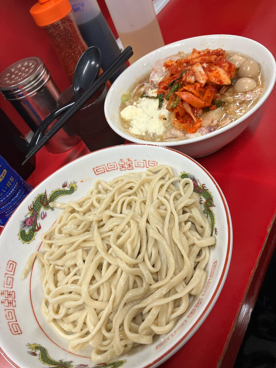 yusuke4_tw's tweet photo. 5/28 ラーメン二郎 湘南藤沢店

ラーメン 少なめ2/3 ぶた2枚 つけ ニンニクカラメアブラ
+SUPERキムチ+味うずら 4個+粉チーズ

フットサル→毎週FJSW
フワフワ麺に圧倒的な旨味と塩味
それに負けないキムチは劇薬
心地よい温度 次第に効いてくる粉チーズ
此処藤沢に1つの奇跡がある

また食べたい！ https://t.co/8iMx99FMcg