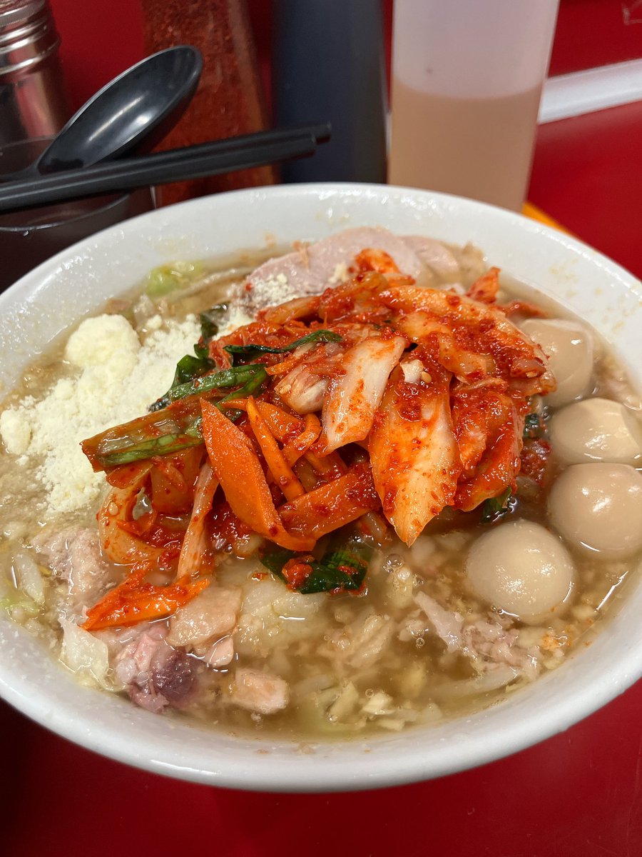 yusuke4_tw's tweet photo. 5/28 ラーメン二郎 湘南藤沢店

ラーメン 少なめ2/3 ぶた2枚 つけ ニンニクカラメアブラ
+SUPERキムチ+味うずら 4個+粉チーズ

フットサル→毎週FJSW
フワフワ麺に圧倒的な旨味と塩味
それに負けないキムチは劇薬
心地よい温度 次第に効いてくる粉チーズ
此処藤沢に1つの奇跡がある

また食べたい！ https://t.co/8iMx99FMcg