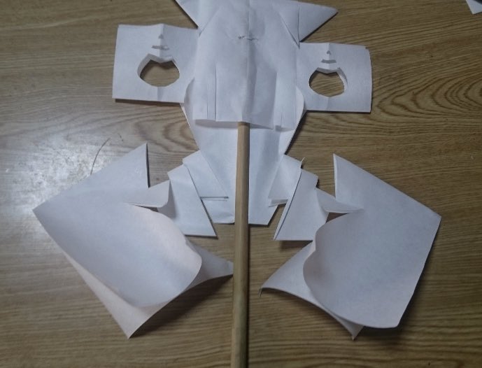 namesidaoniren's tweet photo. 幣束作り体験会のお知らせ
6月12日（金）19時より
滑田の公民館和室にて
並行して鬼剣舞の体験会もやるのでどなたでも参加ください。
幣束作りにはカッターや鋏と敷くダンボールをお持ちください。
竹の棒と和紙は当方で準備しまた完成作品は持ち帰りできます。
写真は和賀大乗神楽さんの幣束です。 https://t.co/XPZYDQsk7Z