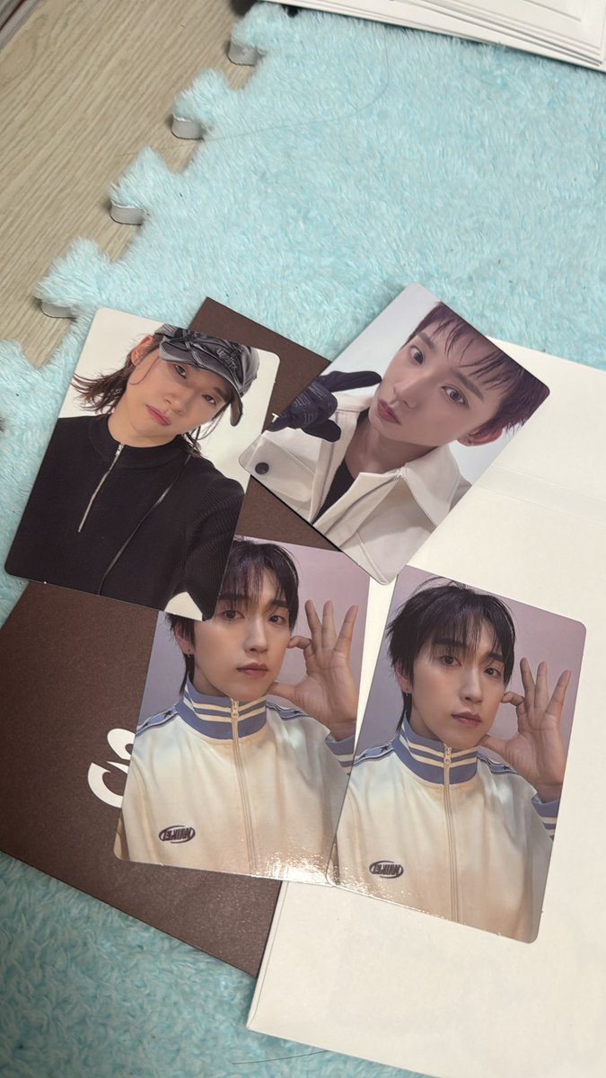 soomsan_0's tweet photo. 아니 대박…오늘 디마뮤깡 하고있는디 
3장이 아니라…겹쳐진 한장이 더 왔어요 근데??????? 그게 이산들임 😭😭😭😭😭 하 산들아 내가 기다렸어ㅠ많이 https://t.co/GdrLfWrvNp