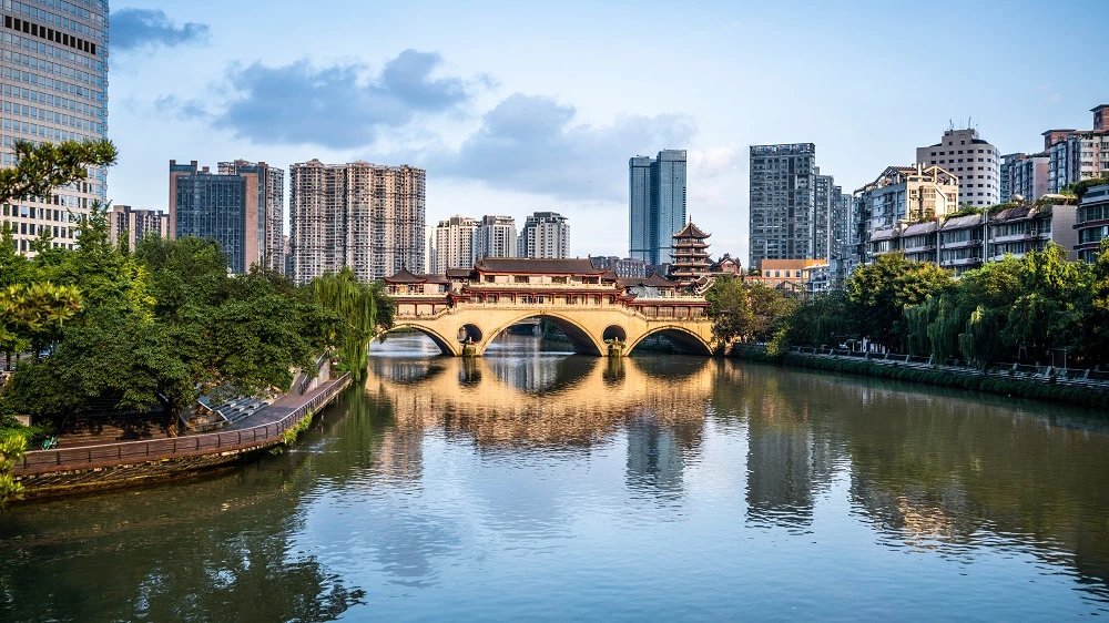 montpellier_'s tweet photo. 👥 🇨🇳  Comme chaque année, la Ville de Montpellier propose un programme de bourses d’études dans la ville jumelle de Chengdu en Chine.
⚠️ Très bonne connaissance du chinois
Envoyez votre candidature avant le 5 juin 2026 ⤵
https://t.co/lf6RBTpVDi https://t.co/VYg4orUpZa