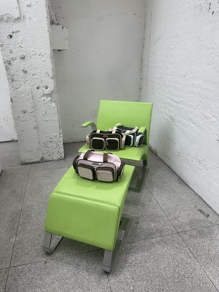 MoshenmeMo's tweet photo. do not sit here😞 https://t.co/xlFKzDEkQl