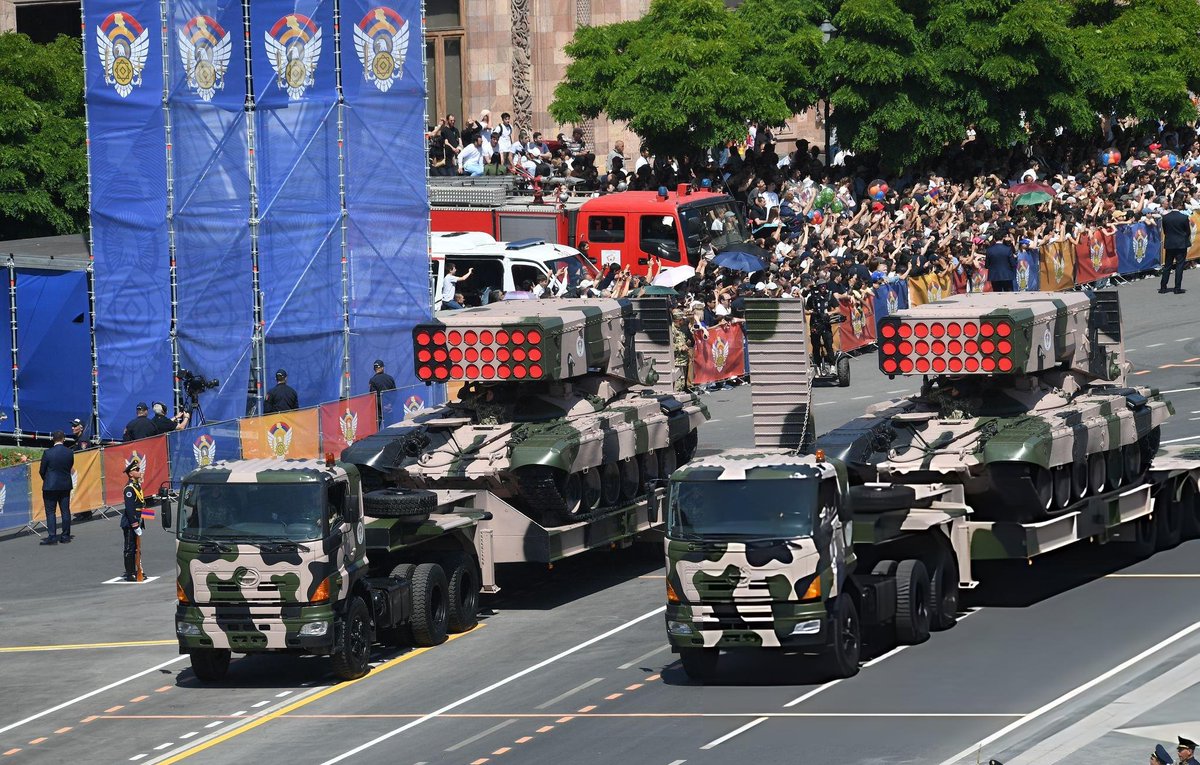OSINTWarfare's tweet photo. India-made Akash surface-to-air missile (SAM) system
France-made CAESAR Mk1 155mm self-propelled howitzer
Russia-made TOS-1A Solntsepyok heavy flamethrower multiple rocket launcher system
China-made CH-4B Rainbow unmanned combat aerial vehicles (UCAVs) https://t.co/l0QlqiVqU1