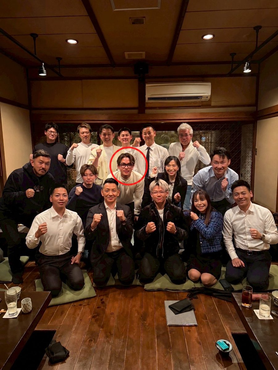 rinnv_dqx's tweet photo. 被害総額250億円、被害者人数5,000人。
昨日は全国放送もされ、巨額詐欺事件として取り上げられつつあるクリアースカイ問題。

合同会社クリアースカイ代理店
合同会社 BLAZE 代表　伊髙 省吾氏。
https://t.co/tk5ZExASXK

クリアースカイ界隈の人気者である昇雄貴グループに入る伊髙氏。昇雄貴の高額報酬を支えていた方がまた1人分かりましたね。

クリアースカイ経営陣 辻武弘・辻幸代夫婦からは可愛がられ、辻蘭真氏と辻大輝氏ともプライベートで仲が良かった伊髙氏。辻ファミリーとは、グアム旅行へ一部代理店と一緒に行かれたと聞いていますよ。クリアースカイ主催のゴルフコンペや会食にも参加され、クリアースカイ代理店として、しっかり経営陣と親交があったようですね。
✅写真①枚目

大分県出身であられる伊髙氏。クリアースカイ界隈では有名になりつつある「今夜もアイス」大分中津店を2024年8月にオープンされたり、福岡県のホノルルアサイー福岡本店も2025年5月にオープンされたりと飲食店にも挑戦されているご様子。ホノルルアサイー福岡本店については心配な噂を聞きますが…今度来店しても大丈夫でしょうか？？
✅写真②枚目

▼今夜もアイス 大分中津店
https://t.co/GLV86rrtYt
▼ホノルルアサイー 福岡本店
https://t.co/giKkAMd2m6.

クリアースカイと言えば「RIZIN」の印象が定着しつつありますね。2025年5月31日に韓国で行われました日韓全面対抗戦時、辻蘭真氏・辻大輝氏・昇雄貴氏の横にいたのは伊髙 省吾氏だったんですね。それにしても…昇グループの服のセンス…お金の使い方について、どなたか教えて差し上げてください😮‍💨
✅写真③枚目

消防士をしながらクリアースカイの代理店をされていた伊髙 省吾代理店。真面目に消防士を続けられていた方が��かったのではないでしょうか？

現在、全国的にクリアースカイ問題で被害者の心は燃え上がっております🔥
どうか火消しを全力でお願い申し上げます！！
